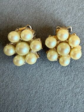 Vintage Pearl Cluster Clip-On Earrings - Cream Pearls